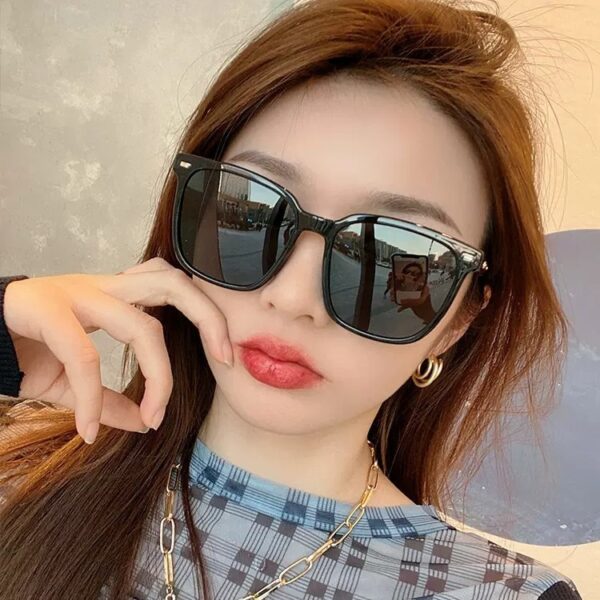 YJ033 Sunglasses Fashionable Simple Frame for Man and Women